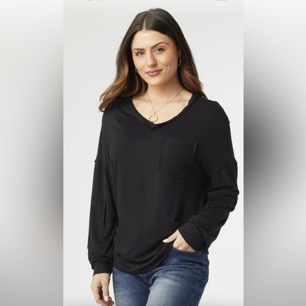 Coco + Carmen Women's Black V-Neck long Sleeve Top With Pocket